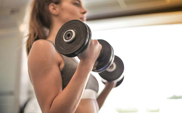 Trainieren zu Hause: Welche Hanteln sind gut?