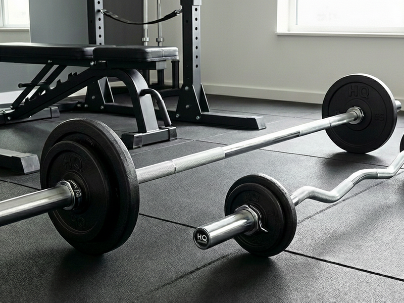SZ oder Langhantel: beide Stangen liegen in einem Homegym nebeneinander 